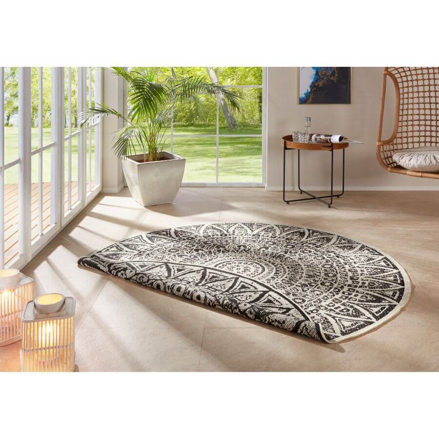 The Rugs Outdoor-Indoor Reversible Round Rug: Versatility