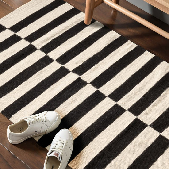 Wool Rug Donna – Black & Natural White