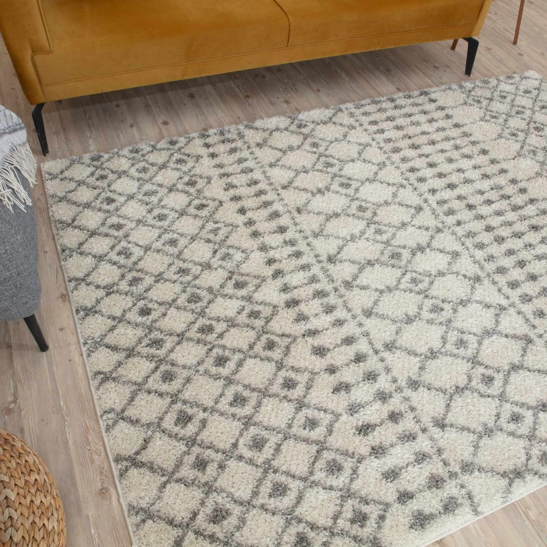 Shaggy Rug Ivory-Grey colours non-shedding, pet-friendly.
