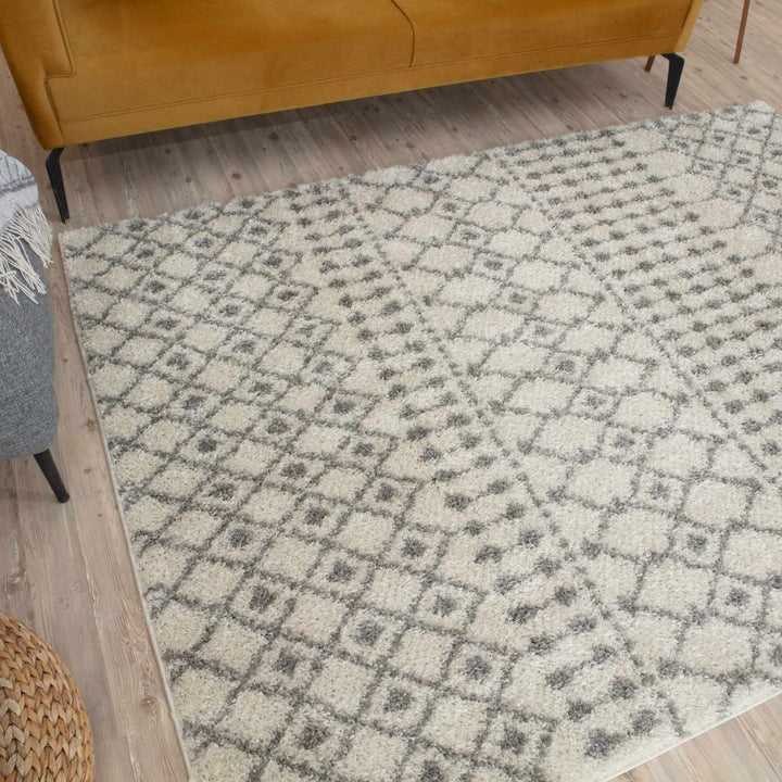 Shaggy Rug Ivory-Grey colours non-shedding, pet-friendly.