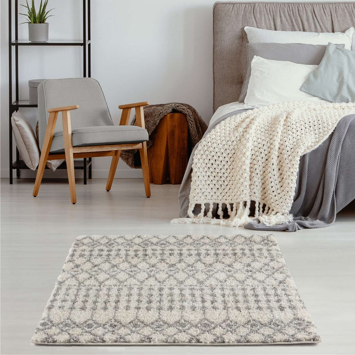 Shaggy Rug Ivory-Grey colours non-shedding, pet-friendly.