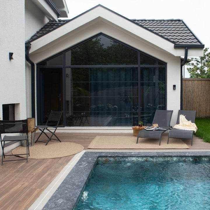 Nature Outdoor beige rug is resistant to moisture and UV protected