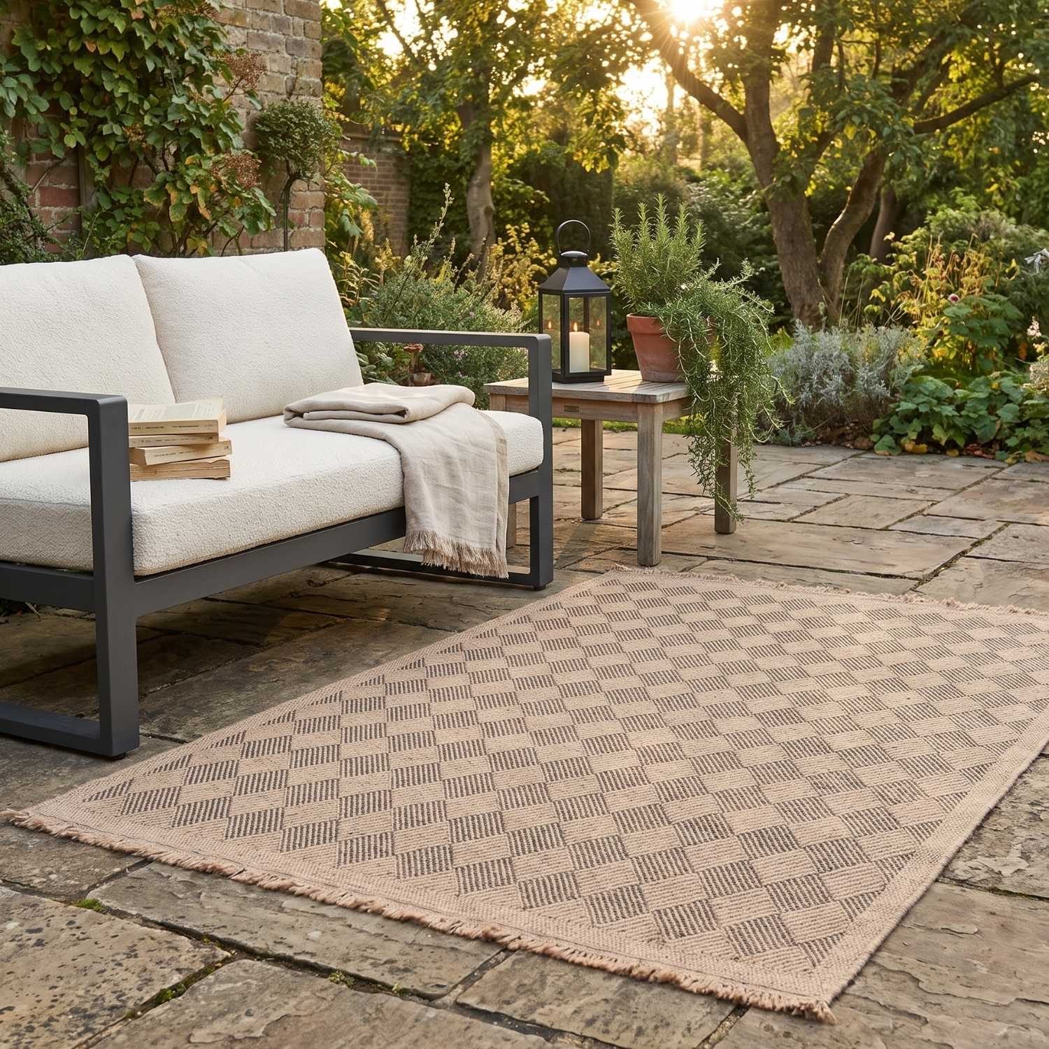 Nature Outdoor Rug Dark Grey colour weather-resistant, jute-looking, easy to clean.