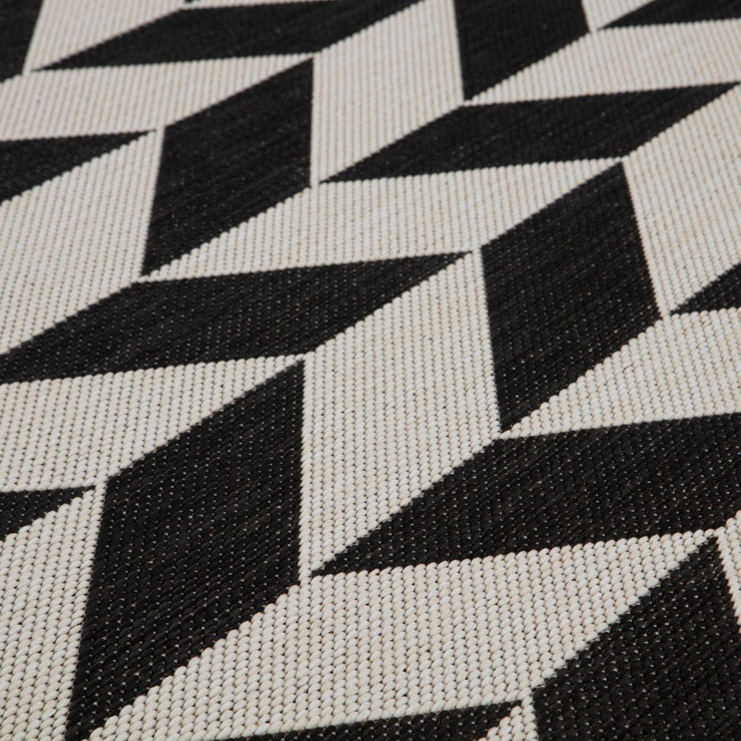 Outdoor Black Rug Weather-Proof | THE RUGS