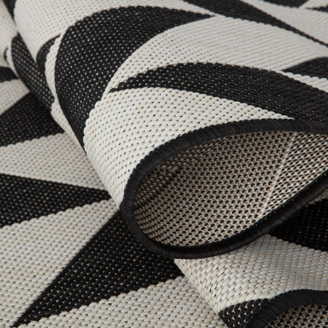 Outdoor Black Rug Weather-Proof | THE RUGS