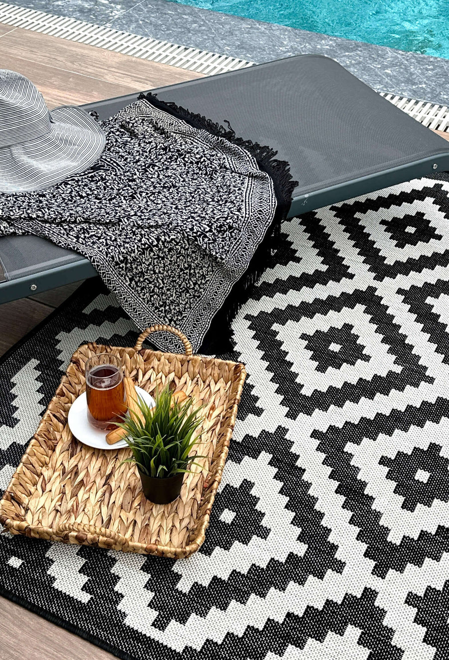 The Rugs Outdoor Rug - Garden / Patio Rugs - Diamond Design in Black