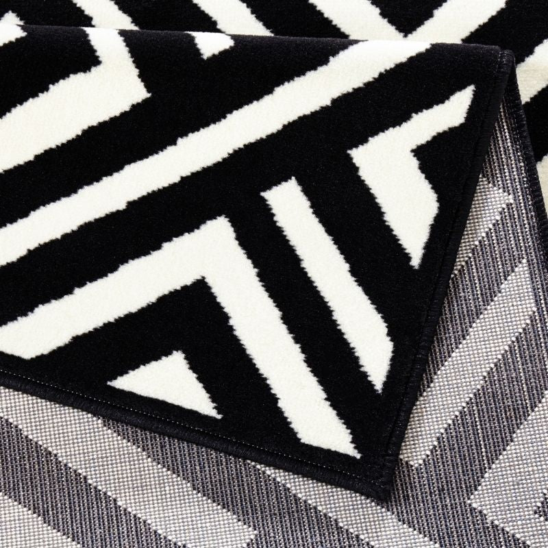 Modern Diamond-Patterned Rug – Black & White