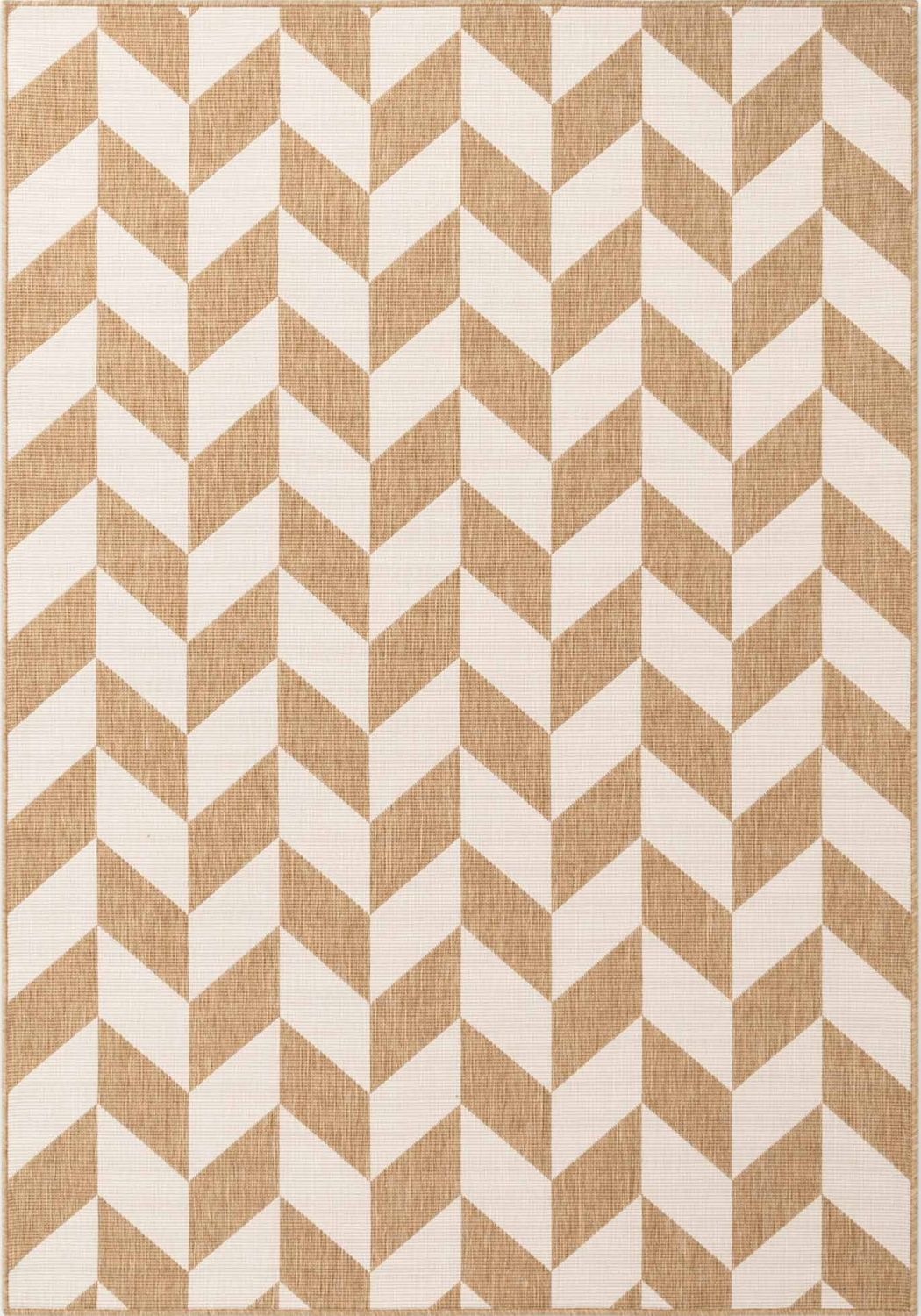 Rug with a beige and white chevron pattern