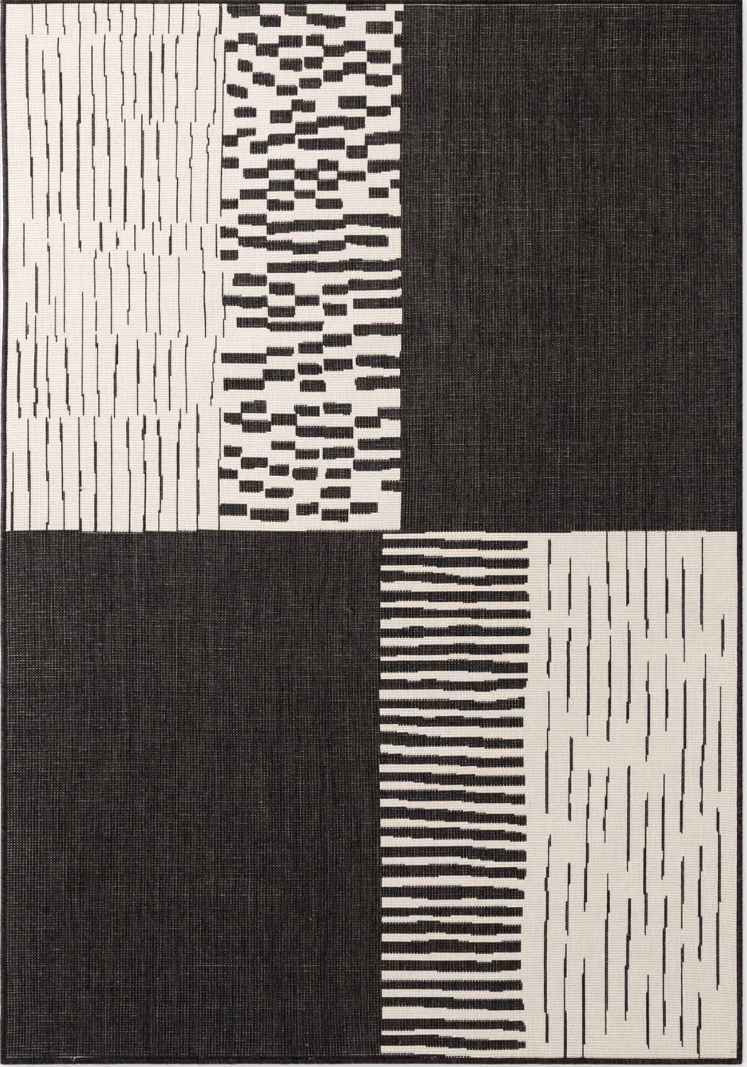Rug with geometric pattern in black and white