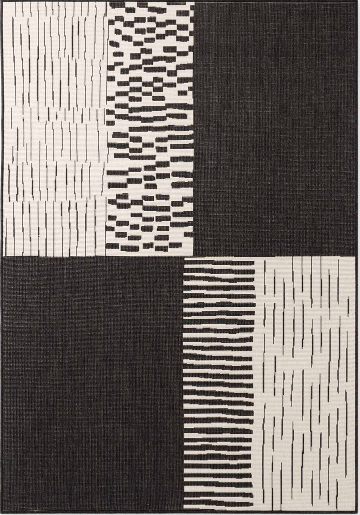 Rug with geometric pattern in black and white