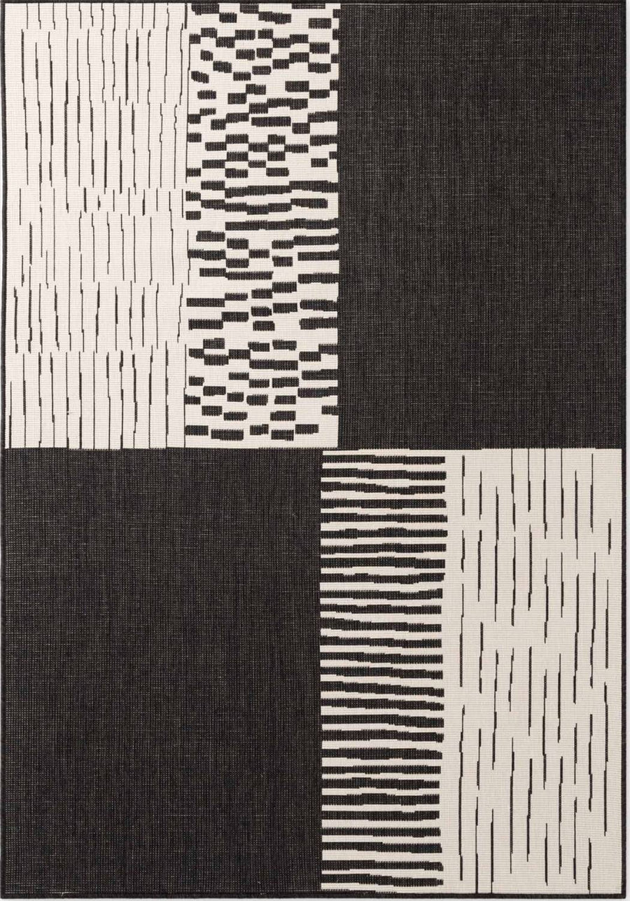 Rug with geometric pattern in black and white