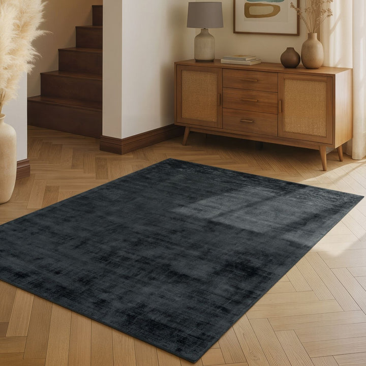 Vikosa Jane Viscose Rug Jane Black, dust resistant, plain design rug, easy care.