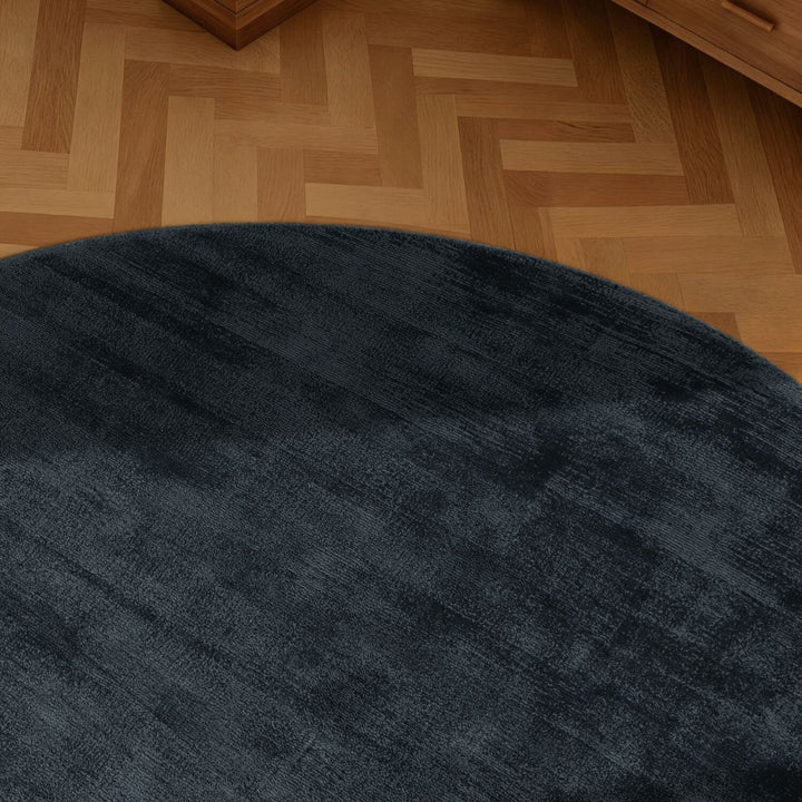 Vikosa Jane Viscose Rug Jane Black, dust resistant, plain design rug, easy care.