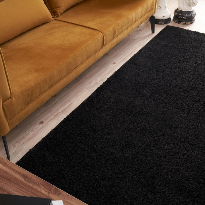 Black shaggy Rug Plain design thick pile, high quality, soft & durable.