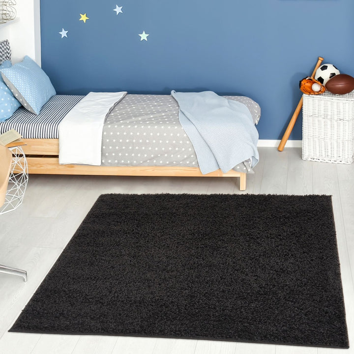 Black shaggy Rug Plain design thick pile, high quality, soft & durable.