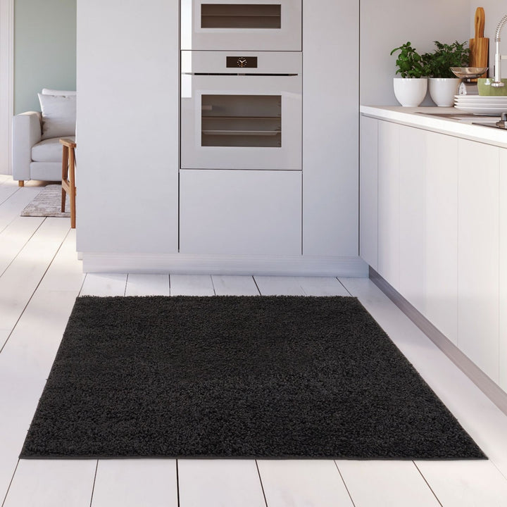 Black shaggy Rug Plain design thick pile, high quality, soft & durable.