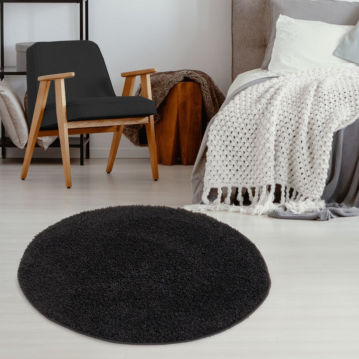 Black shaggy Rug Plain design thick pile, high quality, soft & durable.