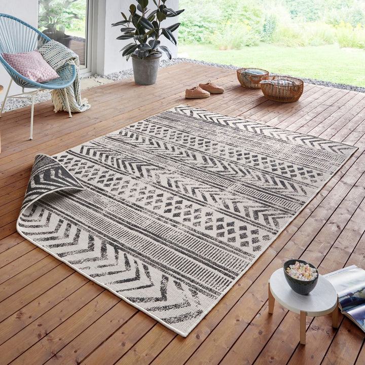 Indoor-Outdoor Reversible Geometric Black Rug