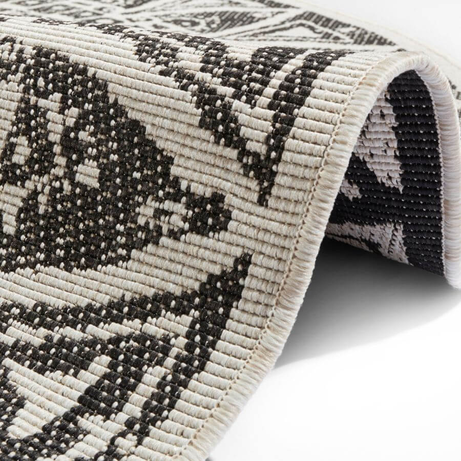 The Rugs Outdoor-Indoor Reversible Round Rug: Versatility