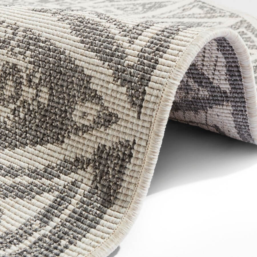 The Rugs Outdoor-Indoor Reversible Round Rug: Versatility