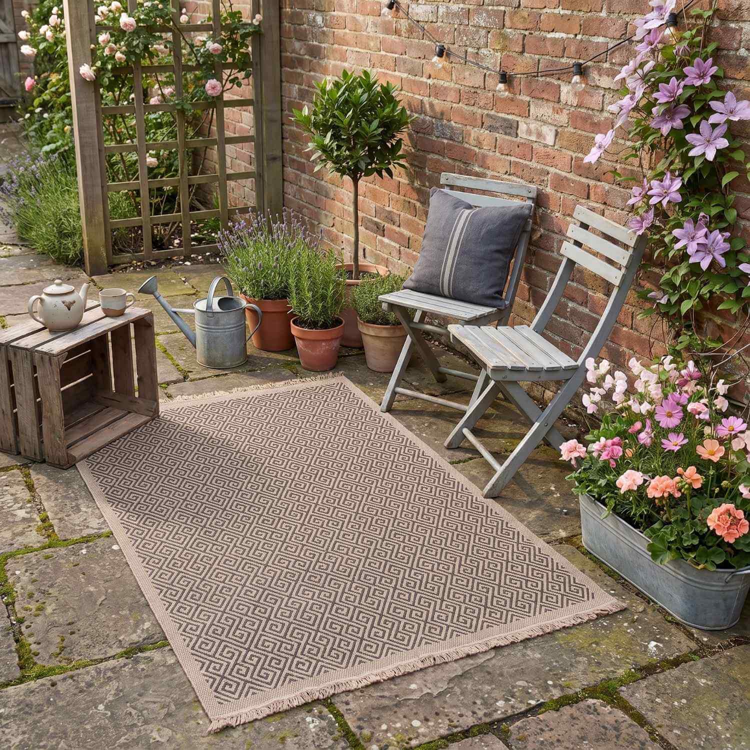 Nature Outdoor Rug Dark Grey jute-look designs and soft, non-shedding texture, moisture and UV protected.