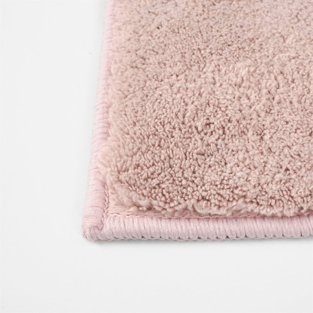 Washmellow pink washable rug, close-up of the corner and bound edge | The Rugs