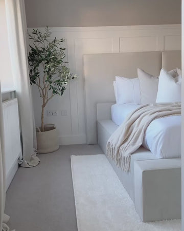 If there’s one thing as good as a warm tea when you wake up on a cold morning, it’s the fluffy shaggy rug under your feet, which will keep your warmer 🤎 🏷️ Myshaggy Solid White Rug