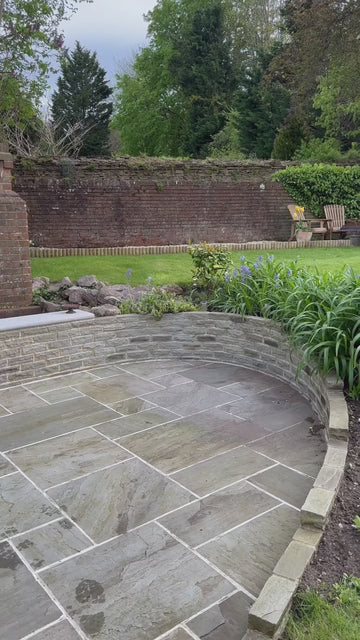 It’s FINALLY time to shake off the winter blues 🤭 Get your garden ready for the summer nights! Outdoor rugs can help define specific areas within your outdoor space, creating a sen