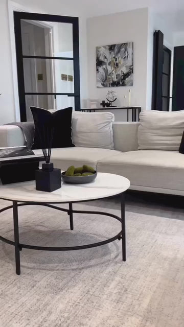 The effortless harmony of Black & White 🖤 Check the story for the rug ✨