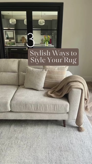 One of the biggest advantage of neutral and monochrome rugs is that you can easily use them with many different styles and trends, they will adapt your style seamlessly 🤍 ℹ️ Montan