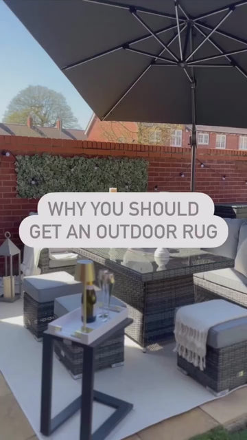 With the help of an outdoor rug, you can easily create a more coherent look in your garden. Thanks to its durable material, you can design according to your taste, put tables, furn