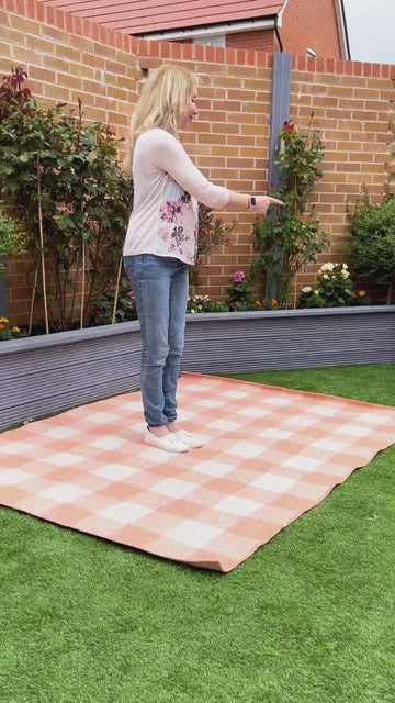 Believe or not, but ordering a rug and getting in it in your garden is as simple as it looks 🫢😍 #homedecorideas #homedecorinspo #homedesign #homedecorator #homedecorblogger #carpet