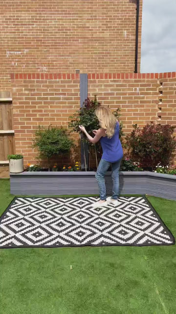 When you have an outdoor rug and place it in your patio, you’ll see how easily your patio will gain and reflect a piece of your character 🌸 (If we ignore the rainy days we’re havin