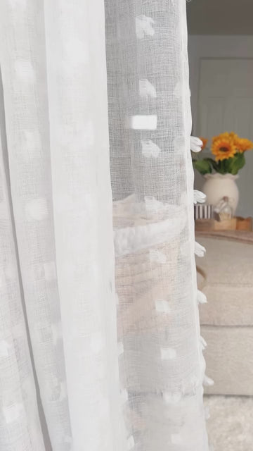 POV: the new rug meets the whole family... and it’s safe to say, it’s a hit with every one of us! The White Myshaggy rug from @the.rugs has made our living room floor a very popula