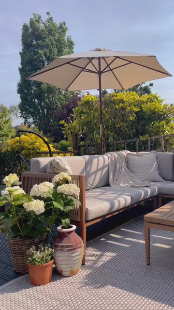 Welcoming the weekend energy with these beautiful pieces 🤍 We always say you can always create an outdoor lounging area with the help of an outdoor rug, which will make your garden