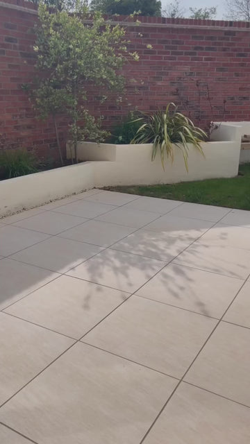 Feels like summer 🥰🌞 Outdoor rugs that will multiple the joy of summer in the comfort of your home are up on Stories 🫶🏻 Check them now ✨ 📸 @athomewithrossi