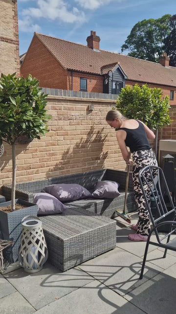 Outdoor spaces feel way more complete with a rug involved 🌞 This beige outdoor rug instantly softens that plain concrete look while keeping the space bright, warm, and easy to styl