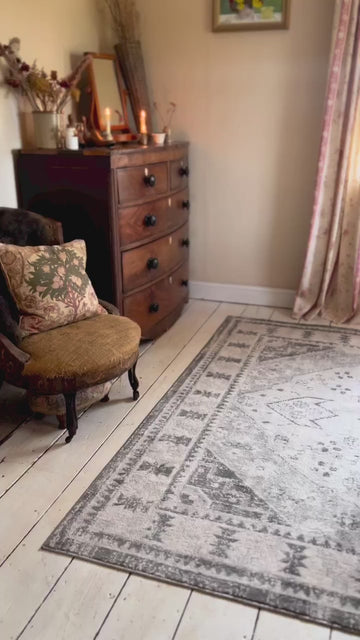 Happy Sunday, everyone ✨ Starting the day with these beautiful rustic details 🤍 Check the rug on our Story 🧡 📸 @hintonlodge_