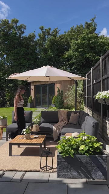 Summer evenings just hit different 🫠 See our jute-looking rugs (much more durable compared to traditional jute rugs) on our stories to add that finishing touch your garden 🫶🏻 📸 @_m