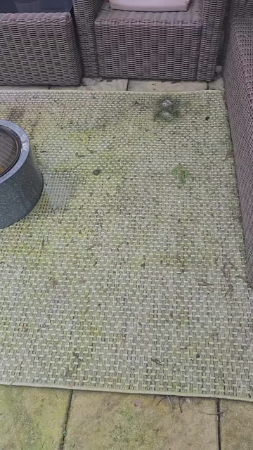 Got an outdoor rug from last year that’s looking a bit tired or mouldy? 🦠 No worries, ours are made to last, not to be replaced after one season. Just give it a quick wash or wipe 