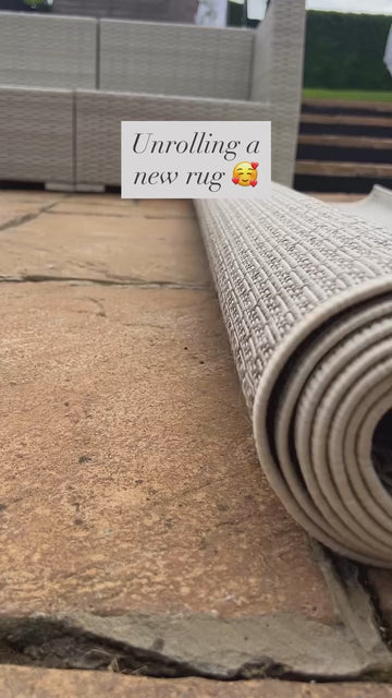 Who doesn’t love the sun and unrolling a brand new outdoor rug? 😎 💭 Magic Collection - 3610 Cream Outdoor Rug 🔝 Easy to clean, Weather-proof and UV-protected 💰Starting from £19,90