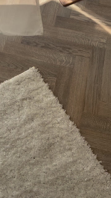 I need to talk about this rug for a second 🤍 This is the Myshaggy in White from @the.rugs and it’s honestly the softest addition to my home. Every morning, my feet just sink right 