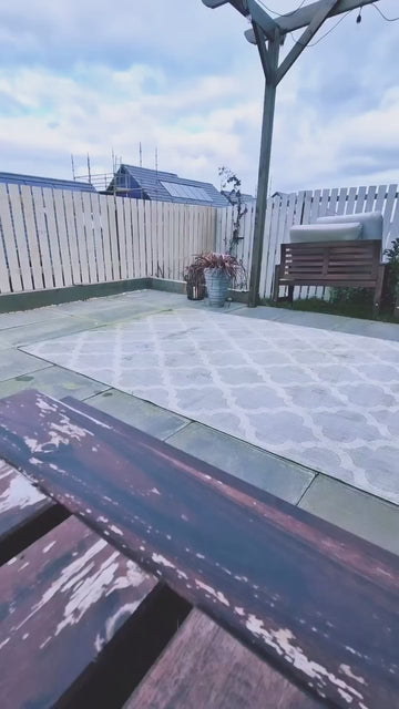 Aren’t these videos so satisfying to watch? 🤤 As we said before and would like to say again… 🙈 Our outdoor rugs are SO easy to clean, make it look spotless and brand new again 😎 Si