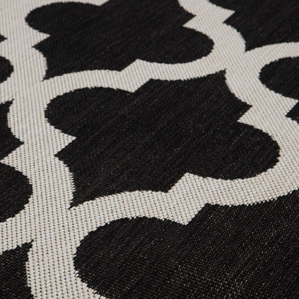 trellis-design-outdoor-rug-in-black-surface