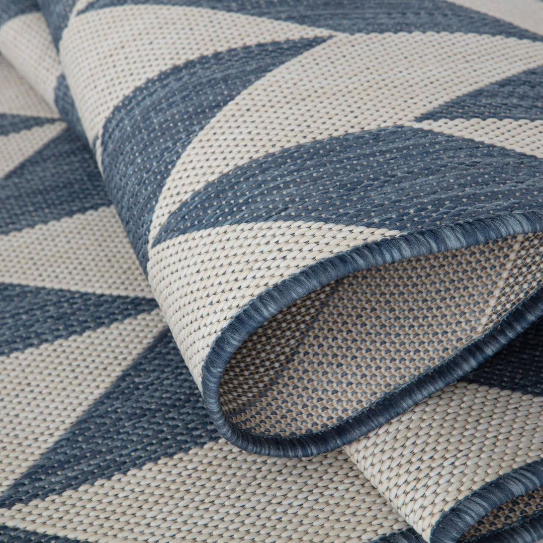 outdoor-rugs-blue-chevron-design