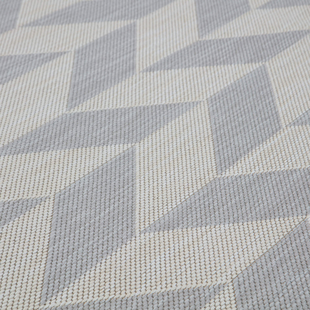 outdoor-rug-grey-chevron-design-2