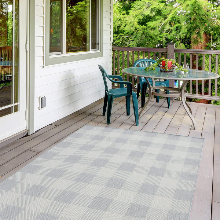 outdoor-rug-grey-checkered-design-garden